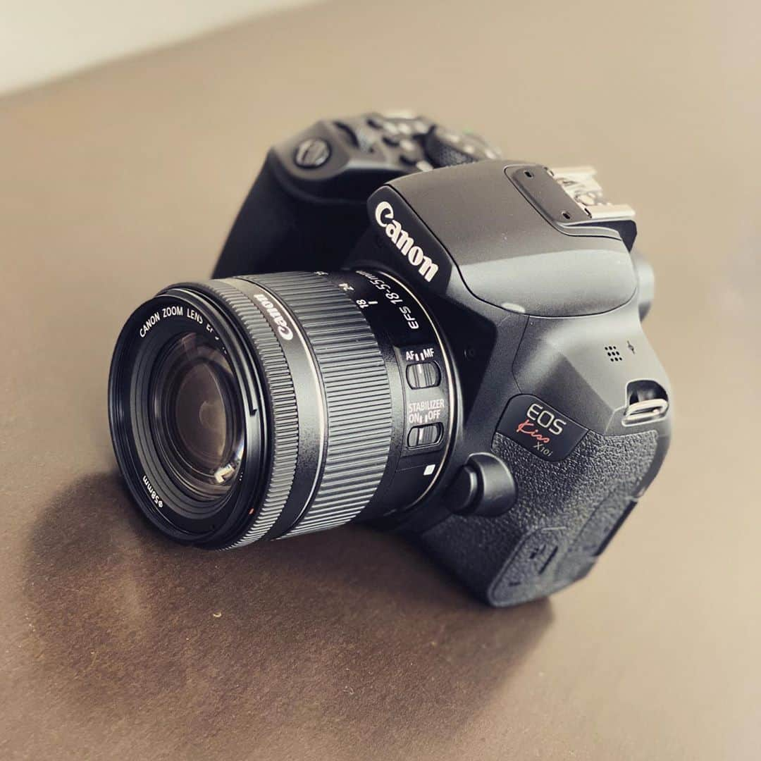 谷口雄也のインスタグラム：「すこーし前に、、、一眼レフを購入しました！ 今回は#canon の#eoskissx10i を購入しました(^^) カタチから入りたいタイプなのでカメラリュックやら三脚などまで揃えちゃいまして… なんか良いのが撮れたらと思います📷 ちなみに僕以外にも一眼レフを持ってる選手も居るんですよ〜(^^)  撮ったモノを載せるかはいつになるか分からんけど乞うご期待を…✌️  #ファインダー越しの世界  #このハッシュタグしたかった  #憧れ  #これから  #いいの撮るよ  #ちなみに  #自分の練習も  #動画にしてみる  #乞うご期待  #いつになるか分からんけど笑  #canon  #eoskissx10i」