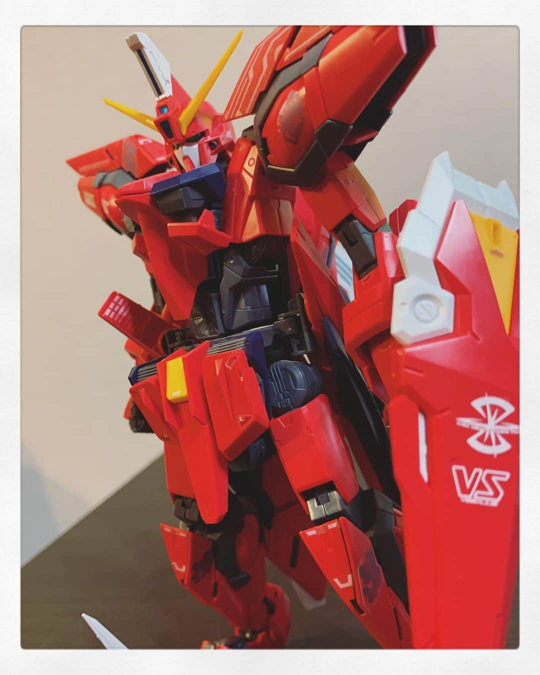 加賀楓さんのインスタグラム写真 - (加賀楓Instagram)「機動戦士ガンダムSEED イージスガンダム作りました^_^  加賀精一杯のかっこいいガンプラ写真。  #加賀楓 #モーニング娘20 #morningmusume20 #ガンダム #seed #ガンプラ #作った」9月13日 21時44分 - kaede_kaga.official