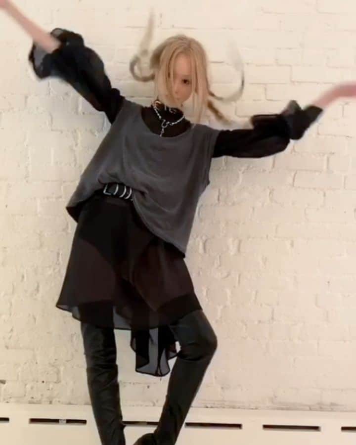 フェルナンダ・リーのインスタグラム：「Come watch what getting my hair touched up is like 🤗 https://youtu.be/NoRibRVgTjs」