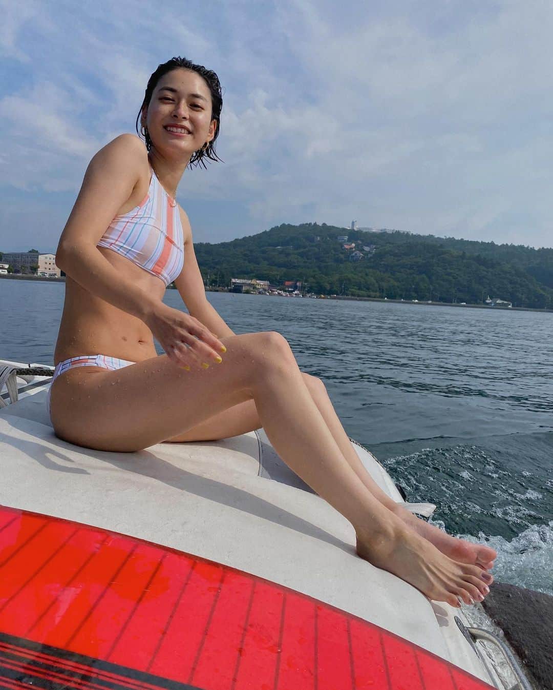 松本瞳のインスタグラム：「. いつかの湖🏄‍♀️ 毎シーズン少しずつだけど、成長してるの感じれるから楽しい。 . #wakesurfing #足ぴよぴよになる」