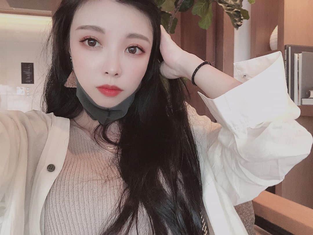 野崎夏帆のインスタグラム：「もうすぐ会えますね...！﻿ ﻿ 今年は「次いつまた会えるかわからない」﻿ 「今年最後かもしれない」って状態が当たり前になっていて﻿ とても寂しいですね、仕方ないけど...﻿ ﻿ だからね、会えるうちに会いたいなって思います。﻿ 今は今しかないから、後悔なくしたいね。﻿（これはいつもだね） ﻿ でもご無理はせず、応援して頂いただけたらなと思います！﻿ ﻿ ﻿ 美味しいお酒飲んで一緒に﻿ レイトサマー楽しんでいきましょうね！﻿（感染症対策はバッチしで♪） ﻿ 新しいCDの販売！﻿ 新しいお召し物も着る予定です😉✨﻿ ﻿  ﻿ ━・━・━・━・━・━・━・﻿ ﻿ 9/18（金）～9/19（土）﻿ 2日間、水戸駅南口で開催する﻿ ビアガーデンに出演させていただきます！﻿ ﻿ 水戸の土産でおもてなし第二弾﻿ 「水戸のビアガーデン 酒ガーデン2020」﻿ ﻿ [ 会場 ]水戸駅南口 2F ペデストリアンデッキ﻿ ﻿ [ 出演時間 ]9/18  19:00～﻿  9/19  14:00～﻿   ※各日30分前後のステージ出演予定です。﻿ ※ステージは雨天中止（イベントは雨でも開催） ﻿ [ 物販時間 ] 9/18 19:40頃～﻿  9/19  14:40頃～﻿   ※ステージ付近にてグッズ販売会及び、特典会予定です。﻿ ﻿ ﻿ ★水戸の美味しい食と酒とビールの祭典。﻿ 水戸の飲食店、水戸近郊の飲食店が水戸の土産を使ったお料理﻿ と、水戸の酒蔵のお酒が楽しめます。﻿ ダンス、ライブ、アイドルのステージイベントあります。﻿ ﻿ 主催：水戸の土産でおもてなし実行委員会﻿ 後援：水戸市﻿  ※新型コロナウィルス感染対策をしての開催です。※ ﻿ ━・━・━・━・━・━・━・﻿ ﻿ #ライブ#イベント#ビアガーデン#茨城県#水戸#お酒#🍺﻿ #水戸のビアガーデン」