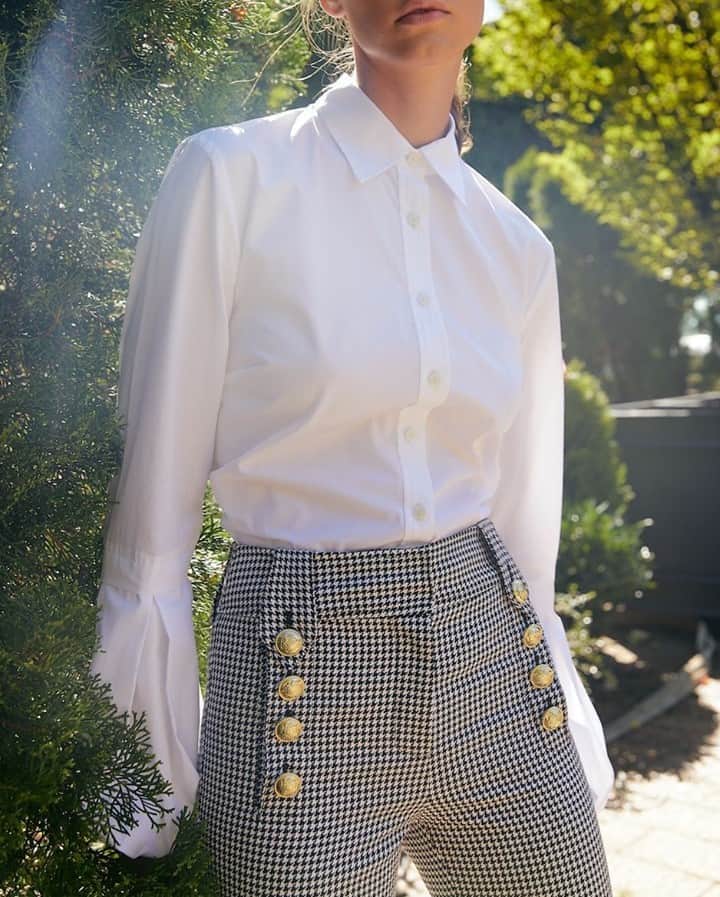 デレクラムのインスタグラム：「Crisp white cotton poplin perfectly paired with the Corinna Cropped Flare pant.」