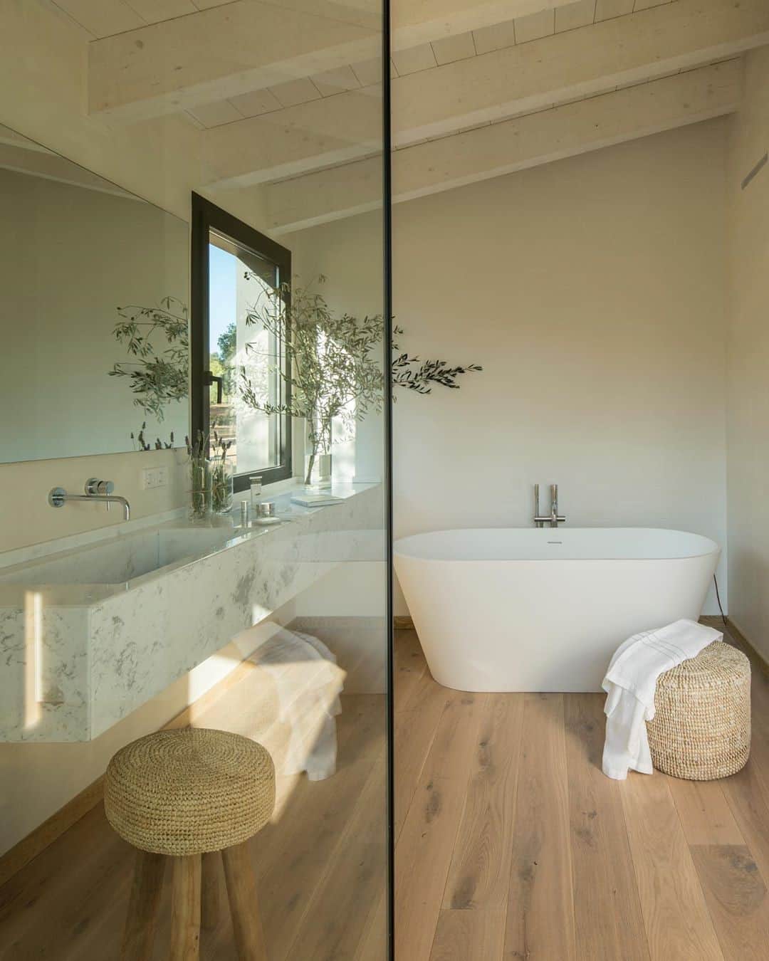 MT DOMAINEさんのインスタグラム写真 - (MT DOMAINEInstagram)「We'd choose to do our #SelfCareSunday routine in this natural, minimal bathroom over and over again. 🤩📸: @susannacots」9月13日 22時00分 - mydomaine