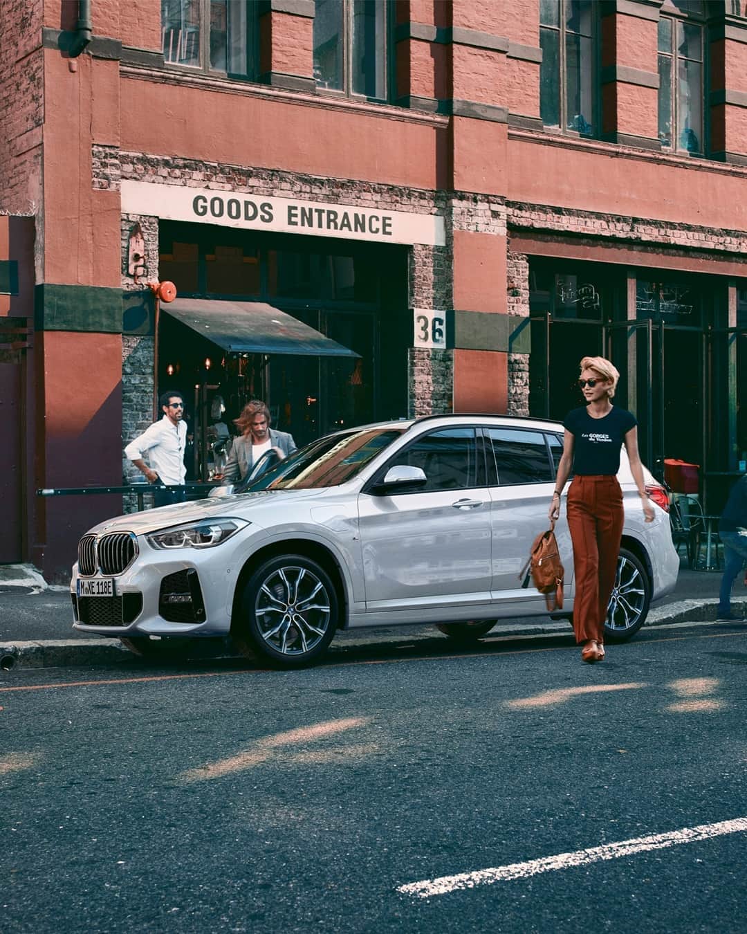 BMWのインスタグラム：「Born for urban discoveries.  The BMW X1.  #TheX1 #BMW #X1  __ BMW X1 xDrive25e: Energy consumption in kWh/100 km (combined): 14.3–13.8. Fuel consumption in l/100 km (combined): 2.1–1.9. CO2 emissions in g/km (combined): 48–43. Further information: www.bmw.com/disclaimer.」