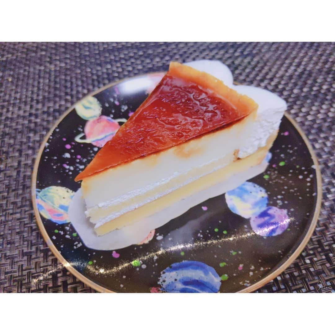片瀬美月のインスタグラム：「🍰🍴🍰 * * * スーパーで2個290円で買いました̤ᙏ̤̫ イタリアンプリンタルト🍮 甘いものあんまり食べないのでこれのさらに半分でいいかもしれない🍰 * * I bought this cake for 290 yen for two ̤ᙏ̤̫ Italian pudding tart 🍮 So I don't eat sweets so much, that I may be satisfied a half of this 🍰 * * * 🍰🍴🍰 #cake  #cakestagram  #pudding  #italianpudding  #tart  #ケーキ  #イタリアンプリン  #タルト」