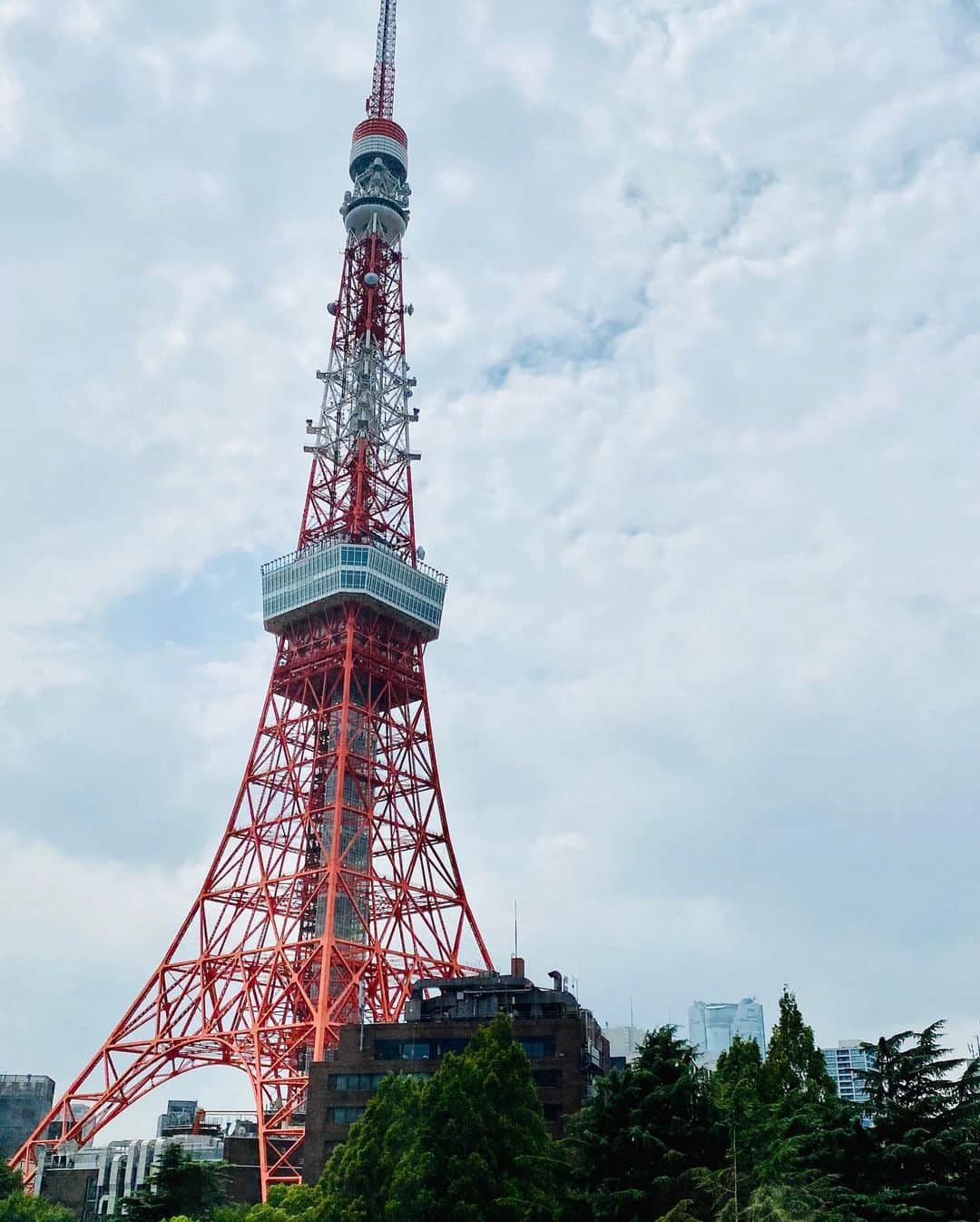 momoさんのインスタグラム写真 - (momoInstagram)「. はなちゃんとはんぶんこしたハワイアンバーガー🍔 暑かったから室内で食べた💗  . #ホテルプール#プール#ナイトプール#東京タワー」9月13日 21時55分 - momomonyan