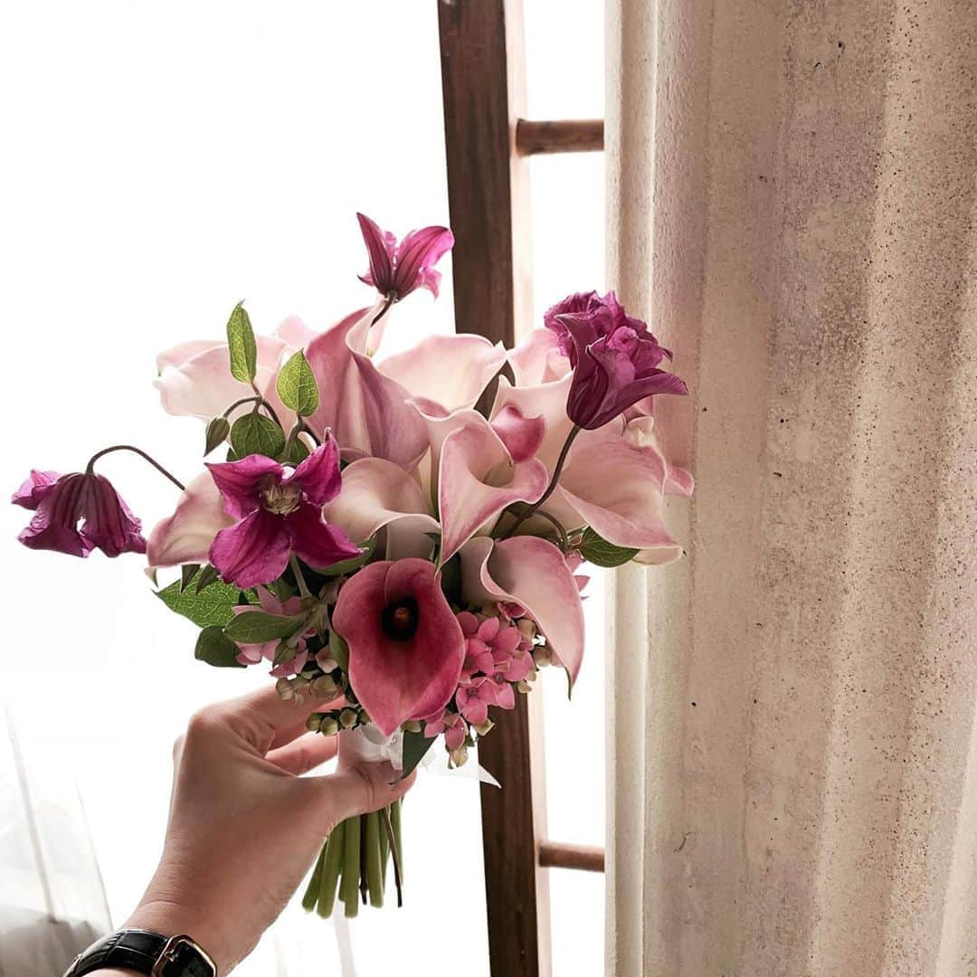 Florist.janeさんのインスタグラム写真 - (Florist.janeInstagram)「#카라부케 💕 . . . . #블스부케 #본식부케 #부케   . . . . .  부케 문의시 참고사항 🍃 부케 주문 방법은 2가지 이며 본식부케세트 ,촬영부케로 나뉩니다. . . 🙏🏻본식 부케 세트는 부케1 부토니아1 양가부모님코사지4 사회자 주례자 코사지2 (사회자 주례자 코사지는 서비스이므로 제외하셔도 견적금액은 동일합니다.) 🍃🍃 . . 🙏🏻촬영부케 부케1부토니아1  블로그 또는 인스타그램에서 블스부케 태그 들어가시면 더 많은 샘플을 보실 수 있으며 원하시는 부케 캡쳐후 카카오톡으로 문의주시면 더욱 빠른 상담이 진행됩니다.💕 . . . . . . #블루밍스완 #꽃 #꽃스타그램 #일상 #데일리스타그램 #결혼 #웨딩 #웨딩부케 #부케추천 #예신 #부케선물 #선물추천 #가봉스냅 #bouquet  #웨딩촬영  #결혼식 #예쁜부케 #부케 #플로리스트 #플라워레슨 #학동역꽃집 #논현동꽃집#꽃배달 #강남꽃배달 #flowers #florist #블스클래스」9月13日 21時58分 - jane.florist