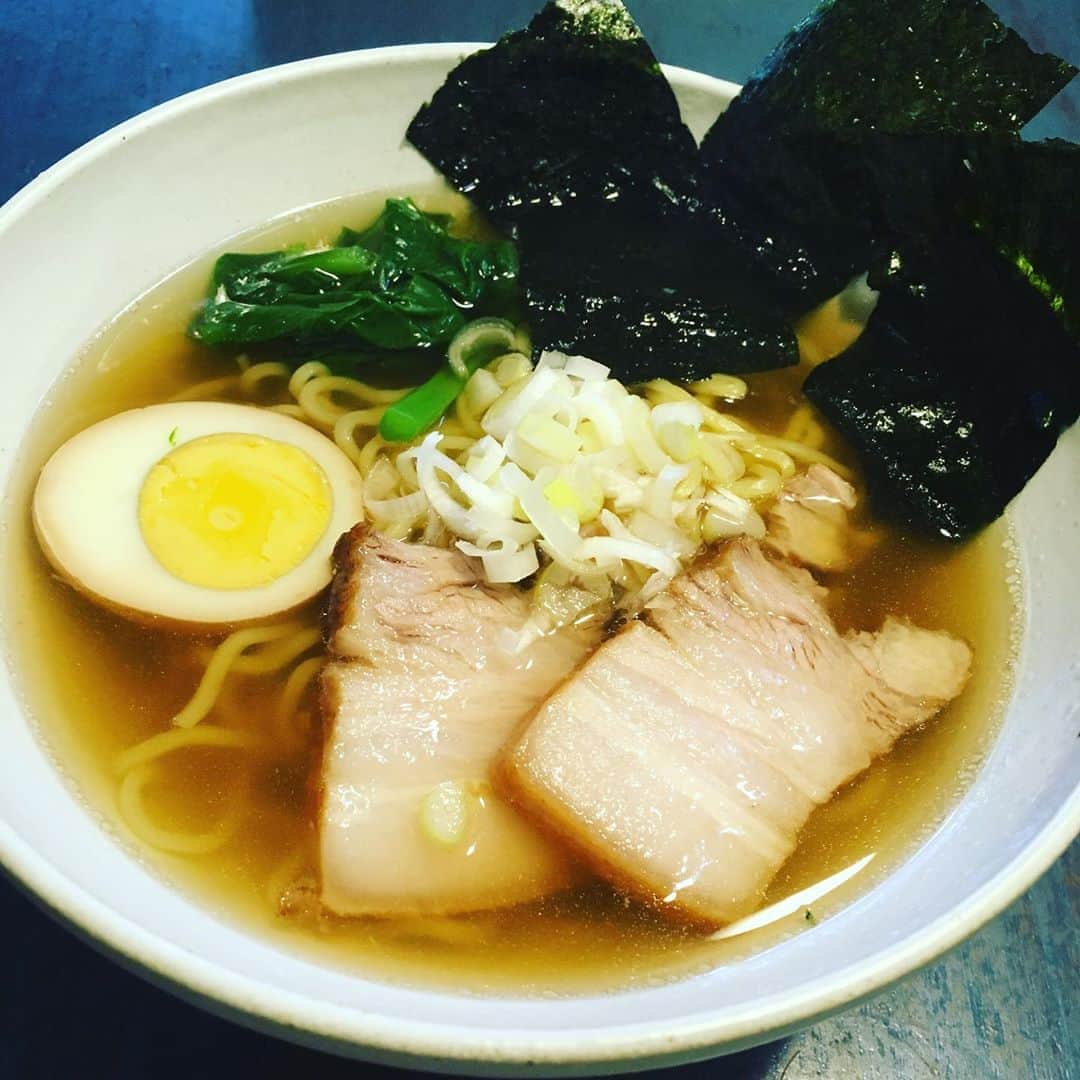 井上荒野のインスタグラム：「シンプルなラーメンが食べたいなーと言ったら、夫が作ってくれた。スープも煮卵も叉焼も手作り。おいしかった！かつては叉焼を「チャーシューという動物の肉」だと思っていた男なのに…。」