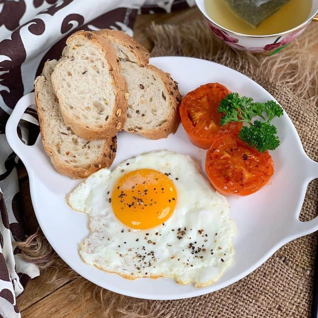 Archana's Kitchenさんのインスタグラム写真 - (Archana's KitchenInstagram)「Learn how to make a perfect soft fried egg which can be ready in under five minutes for an immediate fix for your Sunday breakfast. Serve with a toast and some fresh juice on the side.  Get the recipe from the smart.bio link in my profile @archanaskitchen . . . . . #recipes #easyrecipes #breakfast #Indianbreakfast #archanaskitchen #healthyeating #upma #southindianbreakfast #highprotein #breakfastclub #dosa #dosarecipes #dosabatter #ragi #ragidosa #mysoremasaladosa #homemadefood #eatfit #cooking #food #healthyrecipes #foodphotography #recipeoftheday #comfortfood #deliciousfood #delicious #instayum #food」9月13日 13時05分 - archanaskitchen