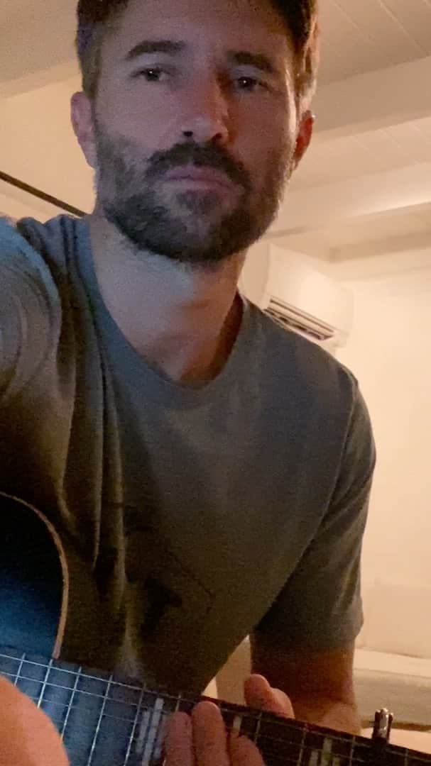 ブランドン・ジェンナーのインスタグラム：「Has anyone felt a little down lately? Like the world is headed is some sort of strange direction and the future is full of unknowns and uneasiness? Well, you’re not alone. I’ve noticed a lot of people feeling the same way too. Our closest friends have become distant memories, public spaces feel like nuclear fallout zones, our phones are filled with stories of division and now, to top it off, the sun above LA has been blocked out by an invasion of ominous smoke. It sure feels like we are being flung from sided to side in the back of a speeding truck with nobody behind the wheel. What to do about it all? Well, that’s for you to figure out. I’m just here to remind you, through music, that the ebb and flow of this human experience has been going on for a very long time, and that, just like every other time in our chaotic history, we will get through this one too. ❤️🤙🏼」