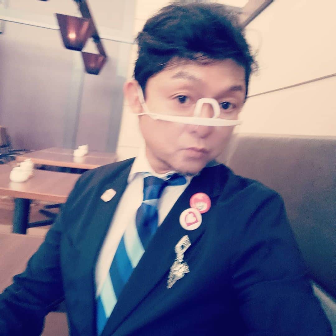 松本隆博のインスタグラム：「。 これ着けて歌うんだけど、 装着方法あってる？ なんだか変だ……( ˙◊˙ )」