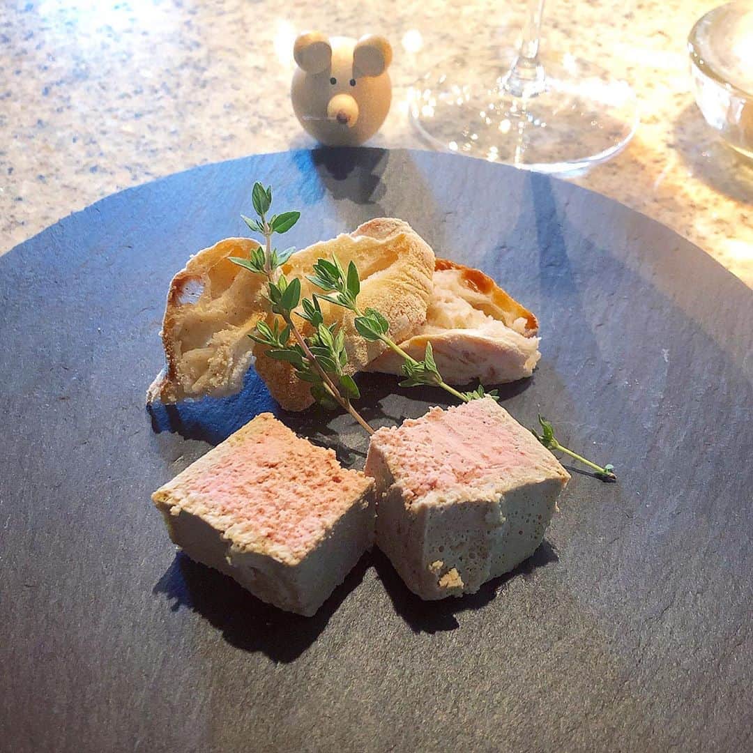 榊山敬代のインスタグラム：「🍸🍴… ・  土曜日のお休みはお店のオープンの 朝一で食材を買い出しにゆきまして  一週間冷蔵庫補充の巻  この日は雨でリビングも暗い時 間接照明つけてキャンドル灯し  ブランチは買ってきたパテと 焼きたてパンとロゼとともに 手抜きな気分転換の食卓なり  パテは食べやすいサイズにて ミニサイズでカットしまして  雨音をBGMに ひと休みの巻 ・ ・ ・  ・ ・ #おうちごはん #おうち大好き #enjoyhome ・ ・  ・ ・ #朝食 #moaning #branch #lunch #休日ランチ #ご褒美 #朝シャン  #meat #chicken #鶏肉 #パテ #brut #しゅわしゅわ #ロゼ #rosé #タイム #Time #bread #パン #vegetable #Herb  #wine #artist #kitchen #cooking #日本画家 の #お料理こんなもん」