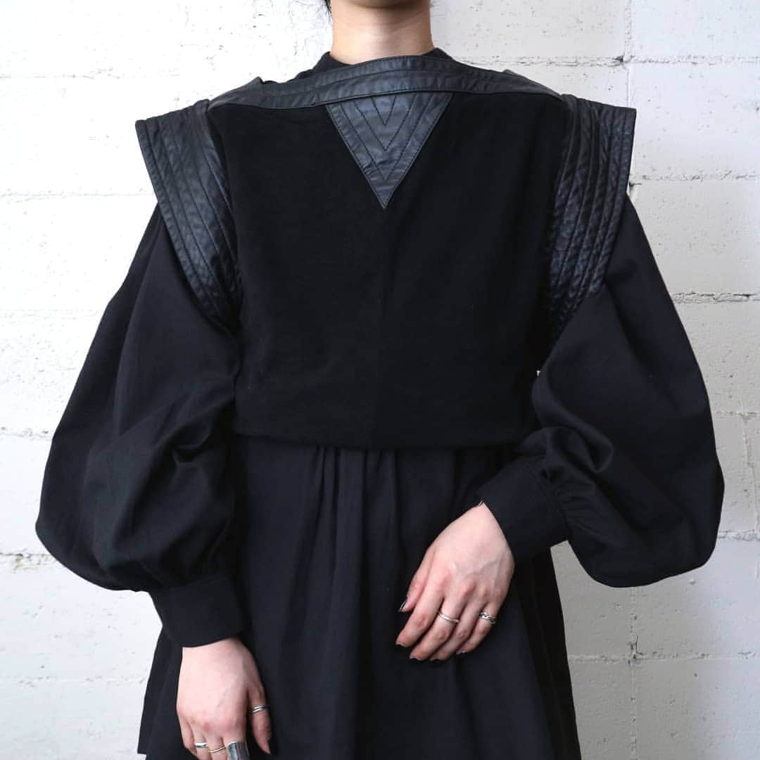 吉祥寺 古着屋 Orfeoのインスタグラム：「Leather Vest × Volume Sleeve   #orfeo #kichijoji #tokyo #vintage #used #fashion #coordinate #outfit  お問い合わせはインスタグラムのプロフィール掲載のメールアドレスにお願いいたします。コメント、DMでのお問い合わせは受け付けておりませんのでご了承ください。 ONLINE SHOPの商品も店頭にてご購入頂けます。気になる商品がございましたらスタッフにお声掛けください。  新型コロナウィルス感染拡大防止策を徹底した上で営業をしております。マスクの着用、入店時にアルコールでの消毒をお願いいたします。」