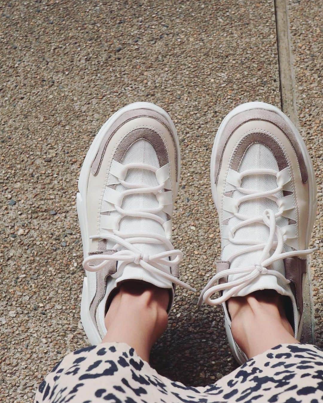 池田るりさんのインスタグラム写真 - (池田るりInstagram)「. スニーカーって個人的に白系が合わせやすくて好み😊 . この日履いている @mercuryduo_com のスニーカーも色味が可愛くてお気に入り😍 軽くて歩きやすい👣 . . .  @mercuryduo_styling  #mercuryduo #coordinate #fashion #instafashion #スニーカー #マーキュリーデュオ」9月13日 13時09分 - ruri_ikeda