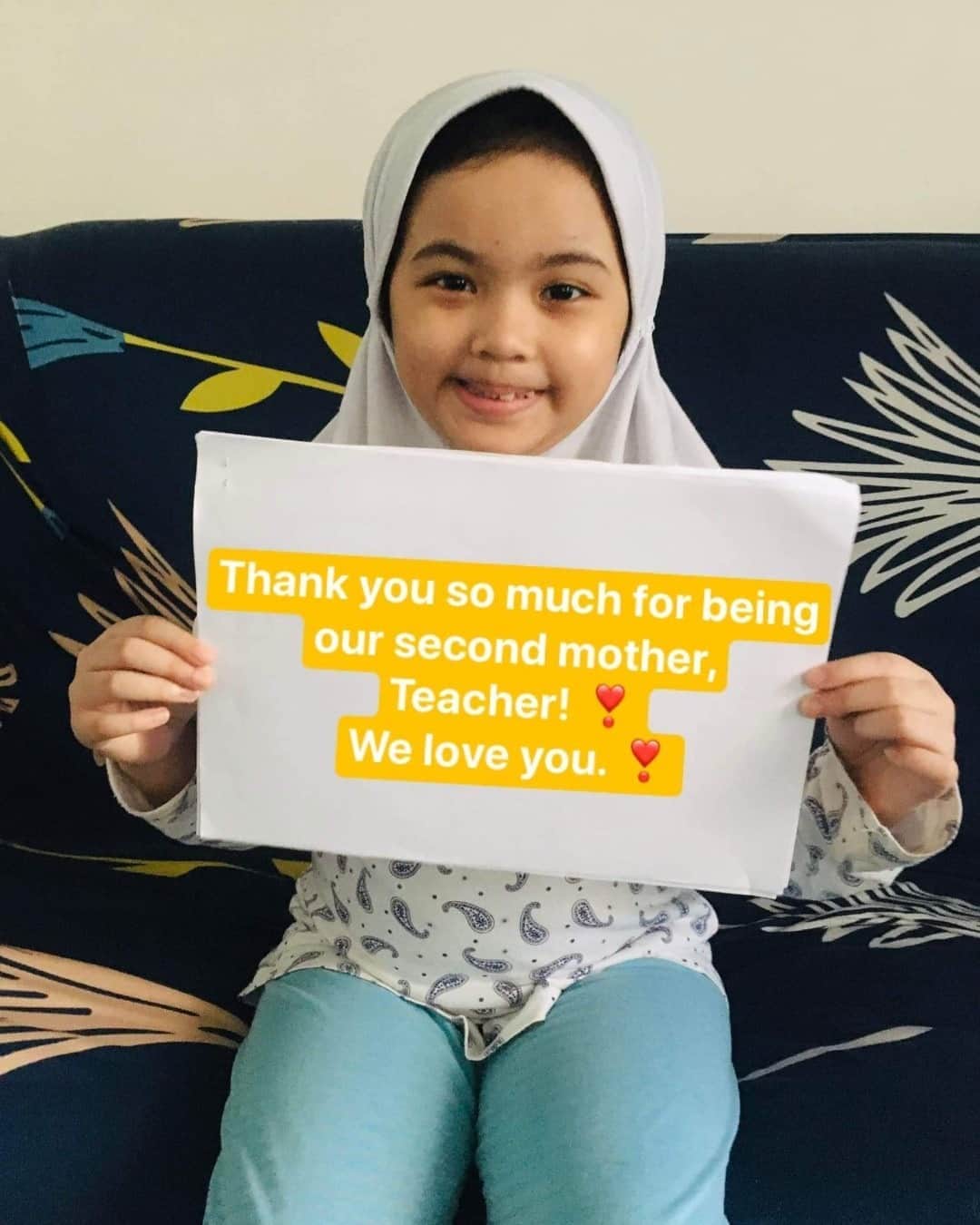 unicefさんのインスタグラム写真 - (unicefInstagram)「Leave an emoji gift to a teacher you appreciate in the comments below. 💖This heartfelt message is from seven-year-old Zafreen in the Philippines. To help children be their best after the challenges of COVID-19 related school closures, governments must support our teachers and schools. @unicefphils © UNICEF/UNI366383/ #ThankYouTeacher #SchoolReopening #Education #Inspiration」9月13日 13時15分 - unicef
