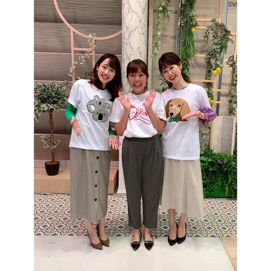 河村綾奈のインスタグラム：「田村友里アナウンサーのTシャツを 訳あって拝借しました🐨 「着てもらえて嬉しい！」とぴょんぴょんしてくれて、 こちらまで嬉しくなりました💐 予想以上に着心地抜群！🙄✨ 花よりガッツのパワー溢れる田村アナを これからも楽しみにしていてください🍀  秋になるとTシャツはどうなるんだろうか…🤔  そして計らずも ポーズがコマネチに似た2枚目🌊」
