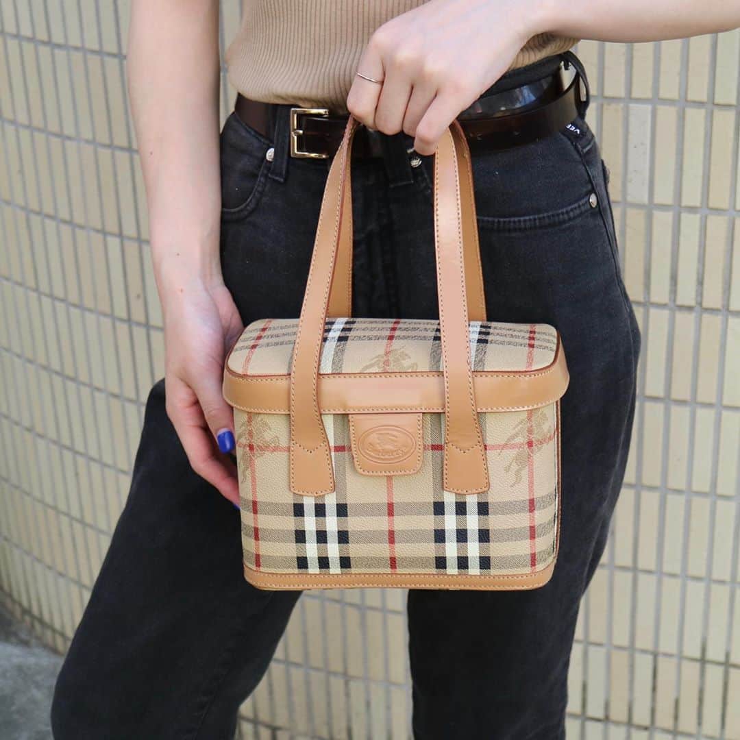 Vintage Brand Boutique AMOREさんのインスタグラム写真 - (Vintage Brand Boutique AMOREInstagram)「Vintage Burberry hand bag.  #novacheck #ノバチェック  Free Shipping Worldwide✈️ info@amorevintagetokyo.com  #ヴィンテージ #バーバリー#ヴィンテージバーバリー #バーバリーコート #バーバリートレンチコート#ヴィンテージブランドブティック #アモーレ #アモーレトーキョー #表参道 #東京 #青山  #Burberry #vintageburberry #Burberryvintage #vintagebrandboutique #AMORE #amoretokyo #Tokyo #burberrytrenchcoat #Omotesando #Aoyama #vintagebag #burberrycoat」9月13日 13時18分 - amore_tokyo