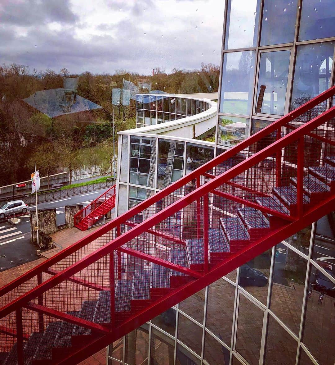 羽原信義さんのインスタグラム写真 - (羽原信義Instagram)「アングレームにある専門学校がある建物のレストランからの景色。赤い外階段のある特徴的な建物を見ていると、創作意欲が湧いてきそうです。」9月13日 13時20分 - nobuyoshi_habara
