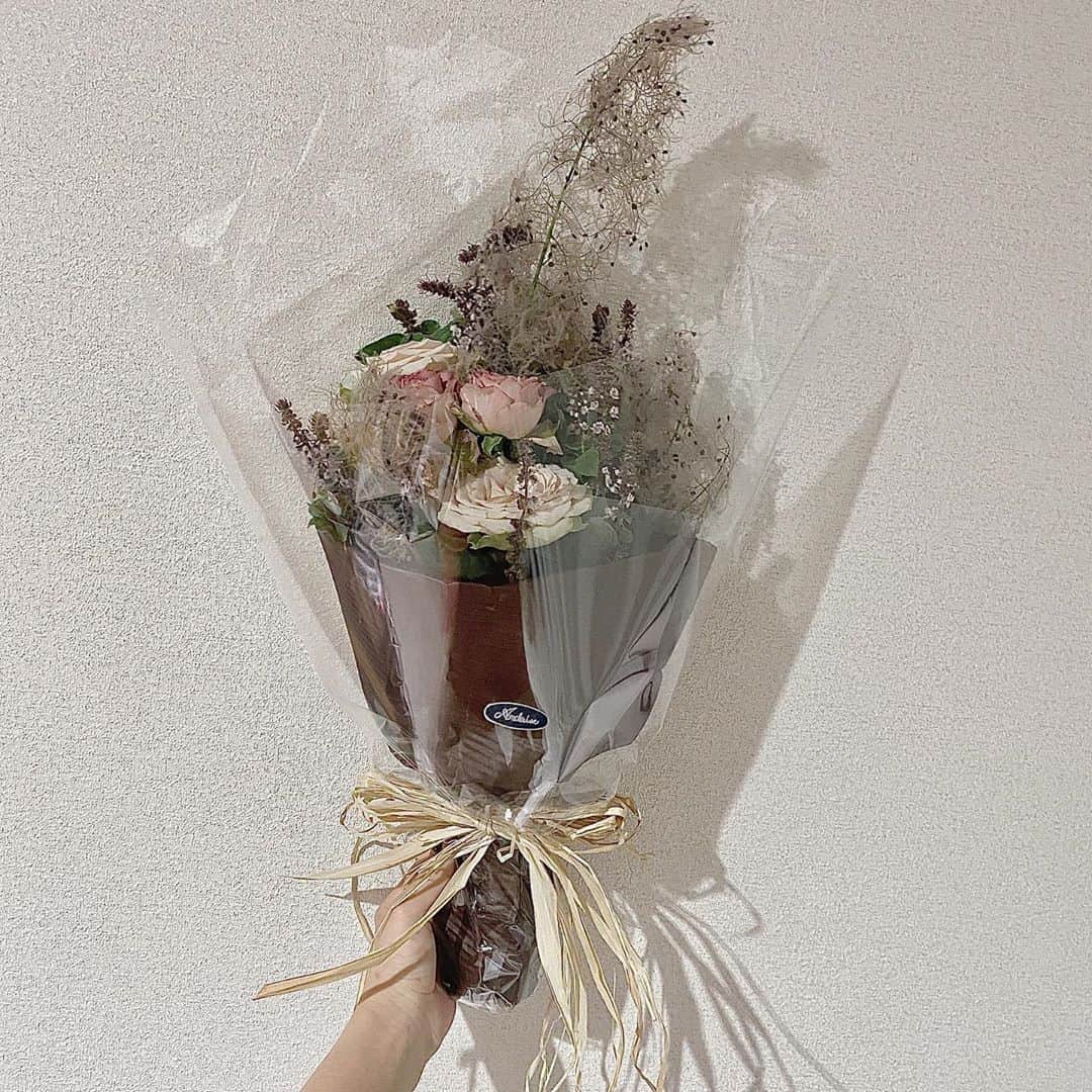 川本莉菜さんのインスタグラム写真 - (川本莉菜Instagram)「Thanks love you girls 🖤😘 . . . #bbf #happybirthday #flowers #girlsnight」9月13日 13時31分 - kawamoto.rina