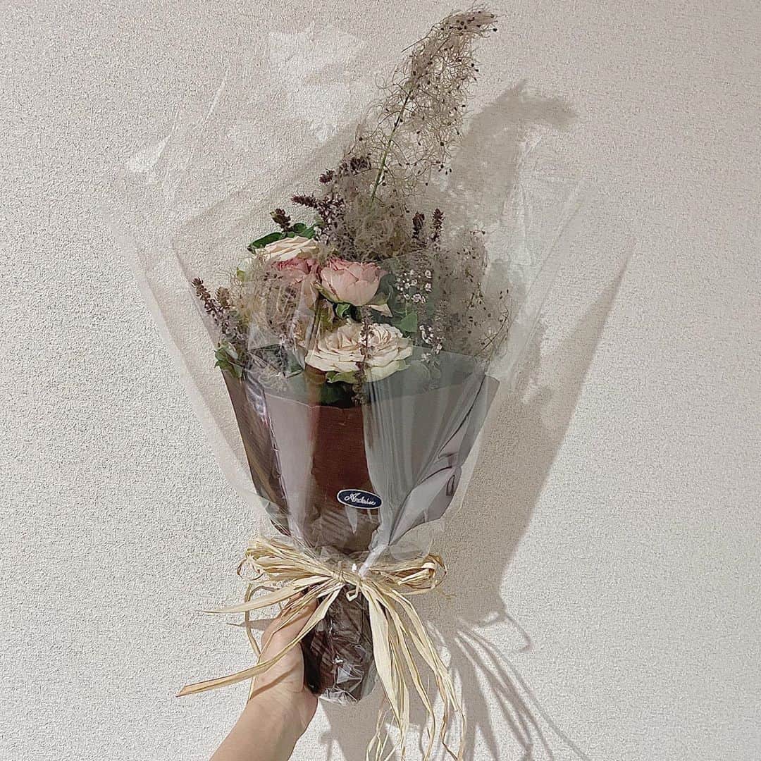 川本莉菜のインスタグラム：「Thanks love you girls 🖤😘 . . . #bbf #happybirthday #flowers #girlsnight」