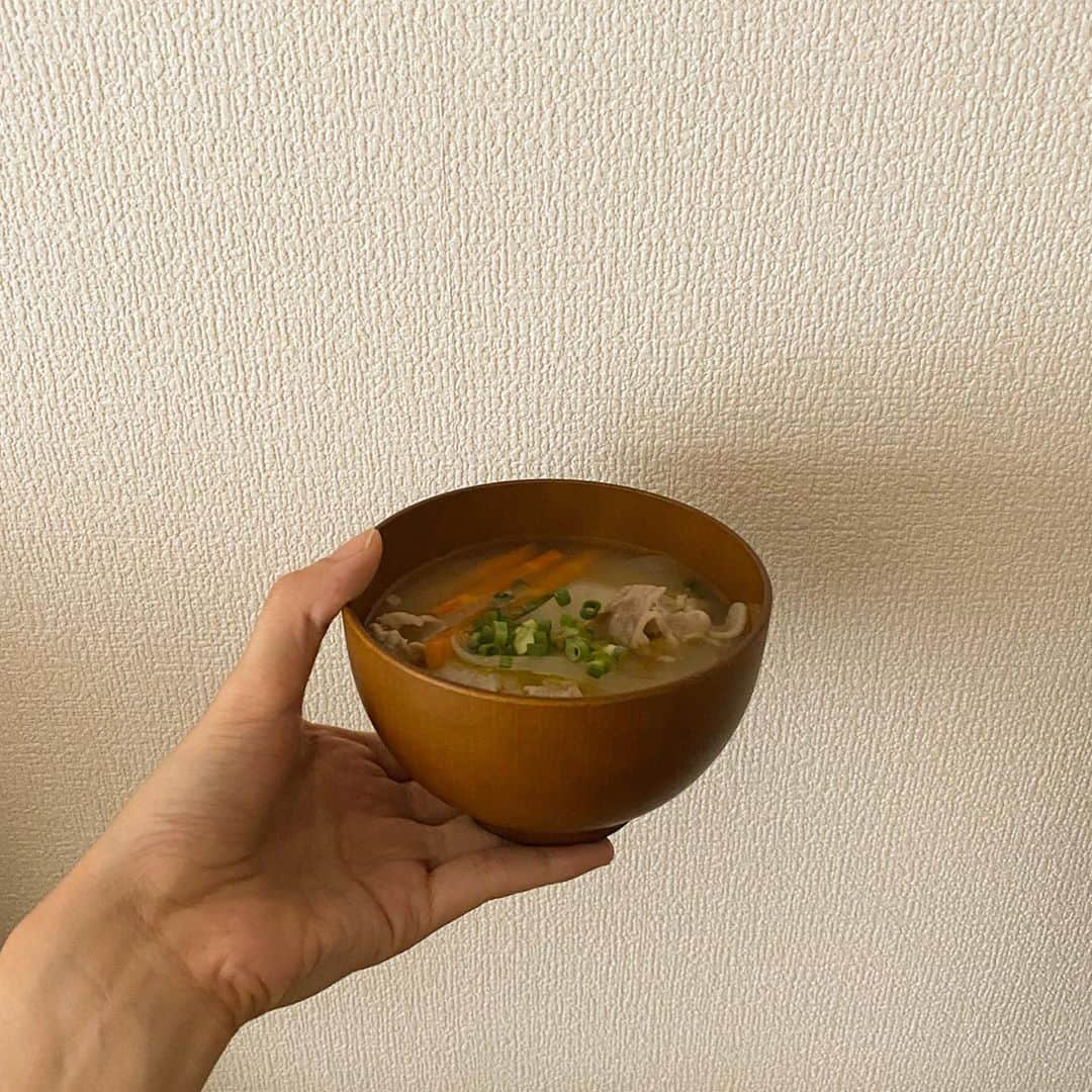 RINさんのインスタグラム写真 - (RINInstagram)「「余り物で旨味凝縮豚汁」 ごま油で生姜のみじん切りと具材を炒めてから 料理酒をいれて作ると 旨味がぎゅっと詰まった美味しいお味噌汁になります。 タマネギがあま〜い #本日のお味噌汁」9月13日 13時41分 - rin_leaders