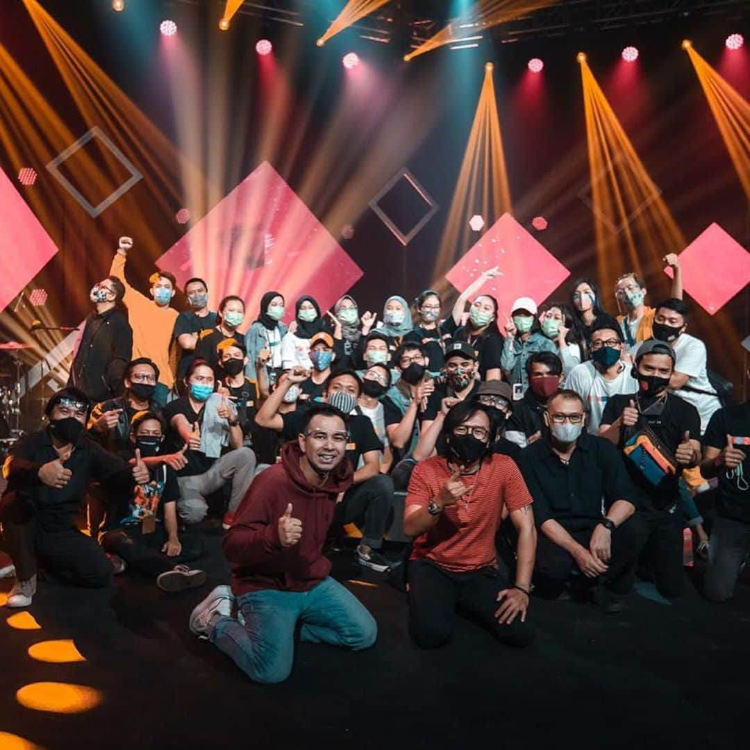 Raffi Ahmadさんのインスタグラム写真 - (Raffi AhmadInstagram)「Alhamdulillah ..... PagelaRans With @telkomsel semalam pecaaaahhhh 🙏❤️ Terimakasihh yaa semuanyaaaaa ⭐️💪 @telkomsel @langitmusik 🥰」9月13日 13時41分 - raffinagita1717