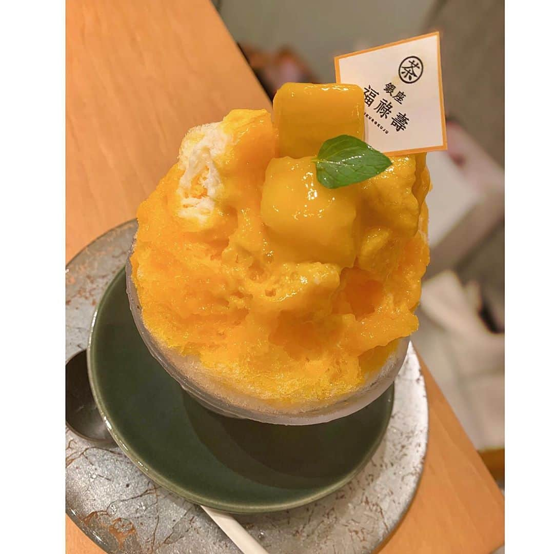 上村彩子のインスタグラム：「暑い日に食べたかき氷🍧✨ . グルメに詳しい友達が教えてくれて #銀座福禄寿 に行ってきました🎶 . マンゴーかき氷❄️ これでもハーフサイズなんだけど 20cmくらいはあった気がする…！笑 近くのカップルさんがレギュラーサイズを頼んでたんだけどとても大きかった笑 （気になる人はお店のハッシュタグで探すと見つかるかと） . ふわふわで口に入れると溶けていく✨ 見た目は多いのに食べられてしまう。 yummy💓 濃厚なマンゴーが嬉しい😊 夏満喫しました🌊」