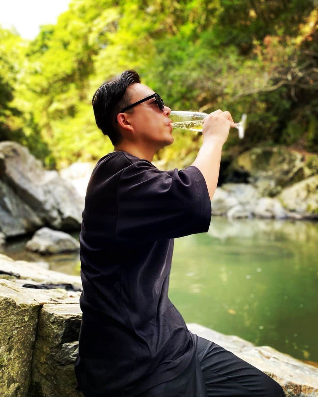 のインスタグラム：「今年の夏は何にも出来へんかったなぁ 森の中でchampagne開けただけやったなぁ。 #夏の終わり #来年こそは #shake #that #bottle #then #make #it #pop #moetchandon  #veuveclicquot  #POW」