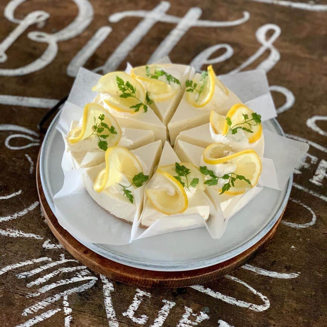 手紙社さんのインスタグラム写真 - (手紙社Instagram)「【本とコーヒー tegamisha】﻿ 暑さも残るこんな日は、おやつに「レモンとライムのレアチーズケーキ」はいかがでしょうか。爽やかな甘さが人気の一品です。そのほか「バナナとくるみのパウンドケーキ」や定番の「チョコレートケーキ」もご用意してお待ちしています。どれも数に限りがありますのでお早めに。﻿ ﻿ 本日は18:00閉店ですので、お気をつけくださいね。﻿ ◎営業時間：平日 11:30〜18:30／土日祝日 11:30〜18:00﻿ ﻿ 2020/9/13﻿ ﻿ #手紙舎#手紙社#お持ち帰り#テイクアウト#ケーキ#レアチーズケーキ#イートインも可能です」9月13日 13時39分 - tegamisha