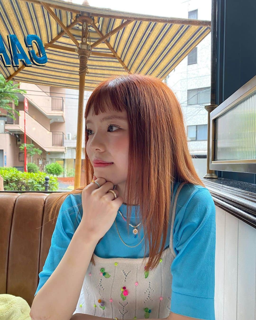 瀬戸あゆみさんのインスタグラム写真 - (瀬戸あゆみInstagram)「最近のわたしは、毎日かわいくいたくて忙しく奔走している🏃‍♀️  @aid_hair で #髪質改善トリートメント　直後の写真。 毛先ブリーチ部分がまだ残っていて、パサパサだからこれがなくなるまでは絶対定期的に通おう。。 髪の毛サラサラだからか肌ツヤもよくなったように見えて、久しぶりに無加工で載せます。💫 (眉間にニキビあるんだけどね) 髪の毛の印象って大事だね。  さらに前日には @une_fleur_tori さんに眉毛もまつ毛もきれいにしてもらった。。 その話は近いうちする。。  色々な人の技術のおかげで生かされてる。。いつもありがとうございます😭✨ #ayumi_recommendation   4枚目はこの日のコーディネート。 久しぶりにミニのタイトスカートに厚底シューズなんて履いたけど、トレーニングの内転筋の筋肉痛が痛すぎてこの日じゃなかった、と後悔した。😇 #ayumi_outfit」9月13日 13時39分 - setoayumi