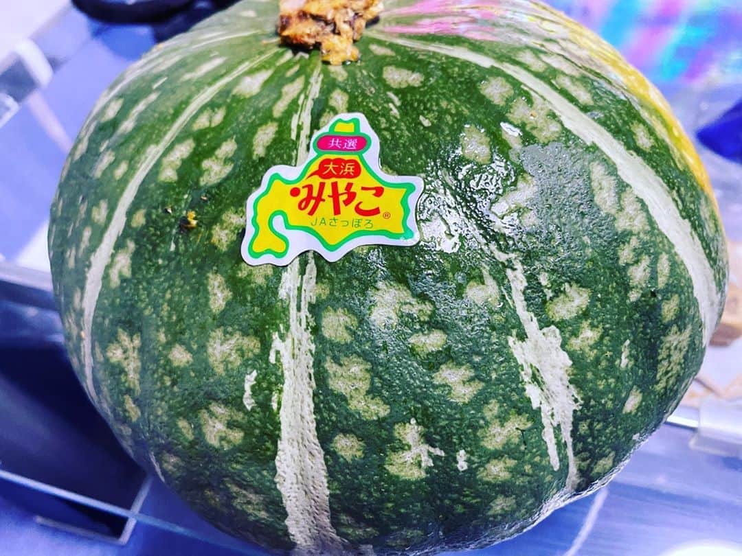 小沢仁志さんのインスタグラム写真 - (小沢仁志Instagram)「カボチャ貰った❗️ 最近のマイブームはカボチャ❗️ しかし、デカすぎ💦 煮込みって、どうやって作るのか… 調べよう❗️笑」9月13日 13時44分 - ozawa_hitoshi