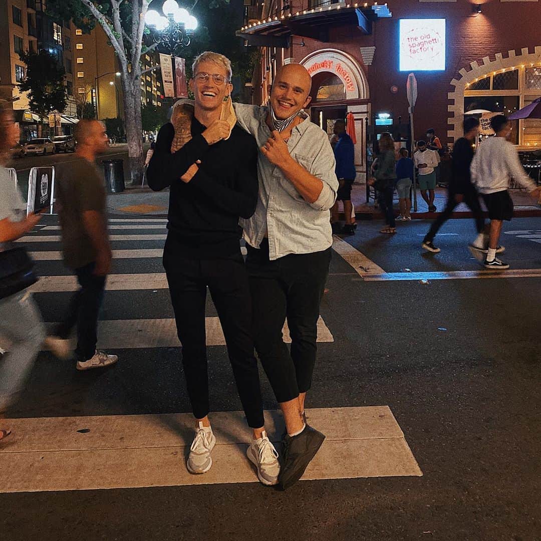 ブランドン・シェイアのインスタグラム：「2 years with the love of my life 🖤」