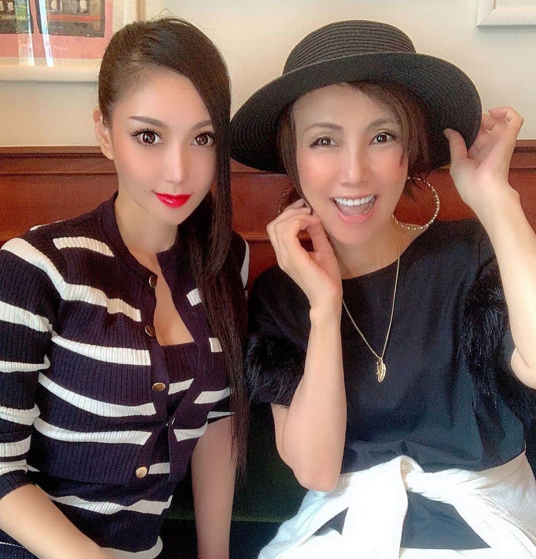 百合華さんのインスタグラム写真 - (百合華Instagram)「昨年の『Mrs.Ms.Earth Japan』西日本大会でとってもお世話になった美魔女のかおりんと女子会ランチ🍽💕  今回もとっても可愛くてお洒落なお店を教えてくれてありがとう🎶  百合譁も笑顔が素敵でいつも前向きでいつまでも美しさに直向きな女性になれるよう、何事にも常に真っ直ぐに向き合いながら女子力のアクセル踏み込んでいきますww💖  #japan #日本 #osaka  #大阪 #osakacafe  #大阪カフェ #cafe #カフェ #lunch  #ランチ #lunchtime  #ランチタイム #女子会ランチ #ランチセット #アジアン料理 #美魔女 #美しい #美女 #女子力 #女子力アップ」9月13日 13時55分 - yurika.lovelily
