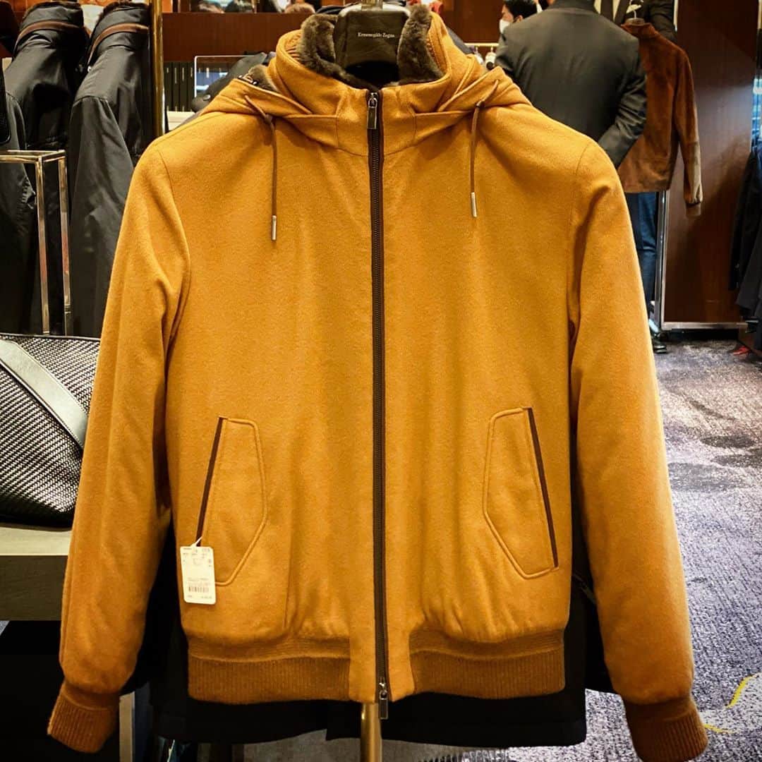 のインスタグラム：「【ジャンピングクイズ】さて問題です‼️ この最高級素材として知られるビキューナを使ったゼニアのブルゾン幾らでしょう？　まずは解答をコメント欄に。  （正解は右にスワイプ） @zegnaofficial  #ermenegildozegna  @yoshimasa_hoshiba  #yoshimasahoshiba  #干場義雅 @forzastylecom  #forzastyle」