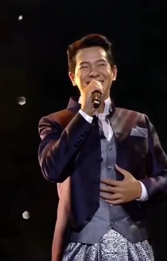 アイス・サランユーのインスタグラム：「หนึ่งในเพลงที่รักที่สุด❤ ในผลงานเพลงที่ได้ขับร้อง🎤 ความลงตัวของเนื้อเพลง ดนตรี ความสอดแทรก วัฒนธรรม ลงในบทเพลง  ดีใจและเป็นเกียรติมากที่ได้ร้องเพลงนี้ครับ  #นาฏราชครั้งที่11  #กลิ่นกาสะลอง  #สัญญากาสะลอง  Costume by @finaleweddingstudio  @finaleweddingmagazine  make up by @raksak_tor hair by @putza_naka」
