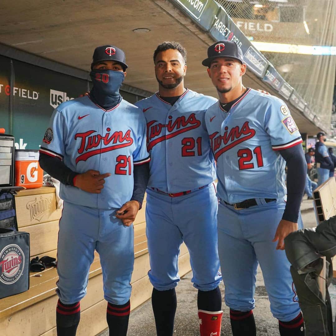ネルソン・クルーズのインスタグラム：「Today it was an honor to don Roberto Clemente's number along with my Puerto Rican brothers @e_rosario20 and @jolamakina and I am humbled by the nomination for an award named after him.  Hoy fue un honor usar el número de Roberto Clemente junto con mis hermanos boricuas @ e_rosario20 y @jolamakina y me siento honrado por la nominación para un premio que lleva su nombre.」