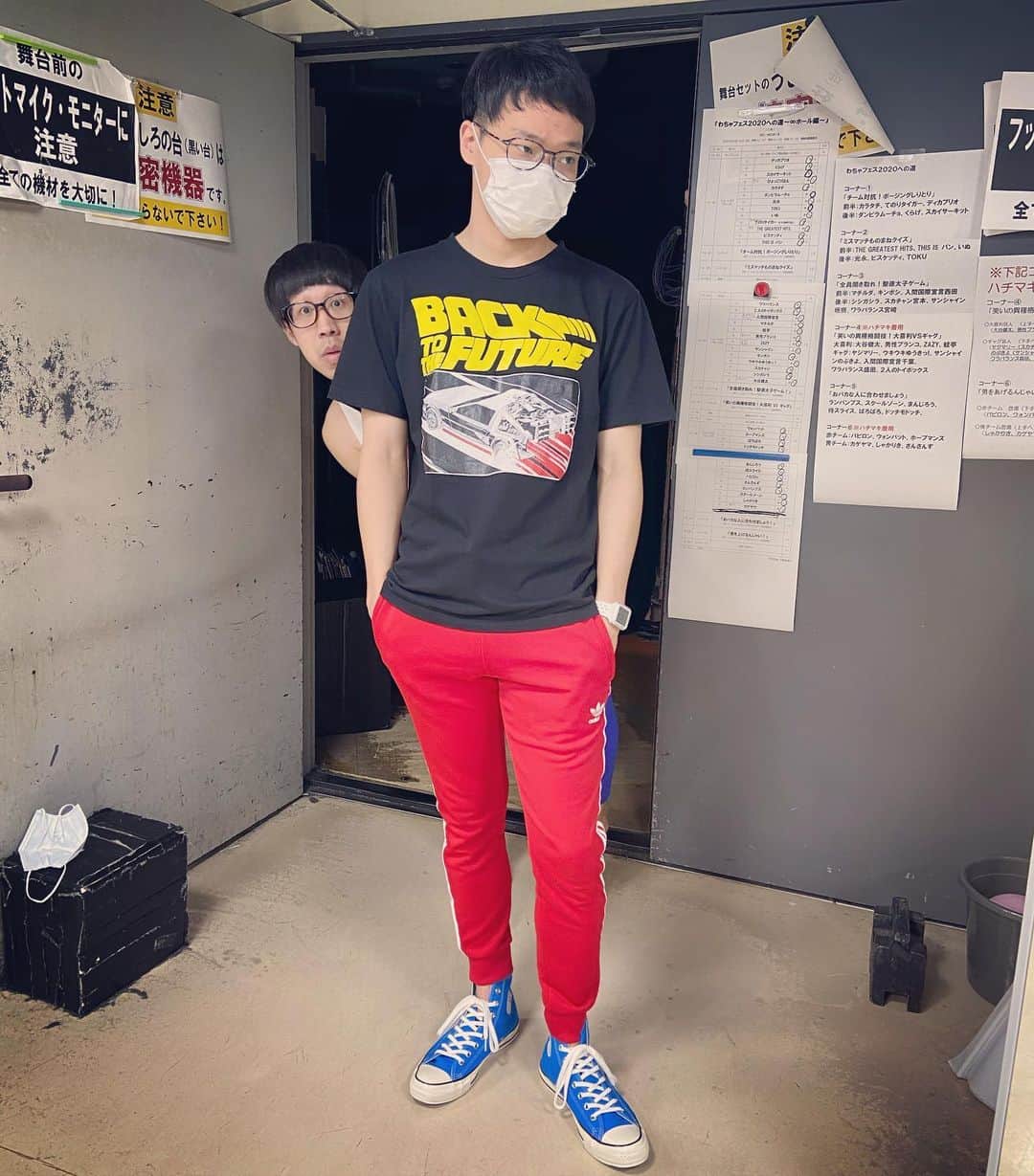 岡下雅典のインスタグラム：「今日のコーデ✨ 最近お気に入りの赤ジャージにスカイブルーコンバース❤️  #今日のコーデ #オシャレさんと繋がりたい #そんなことより #ひょっこりはん」