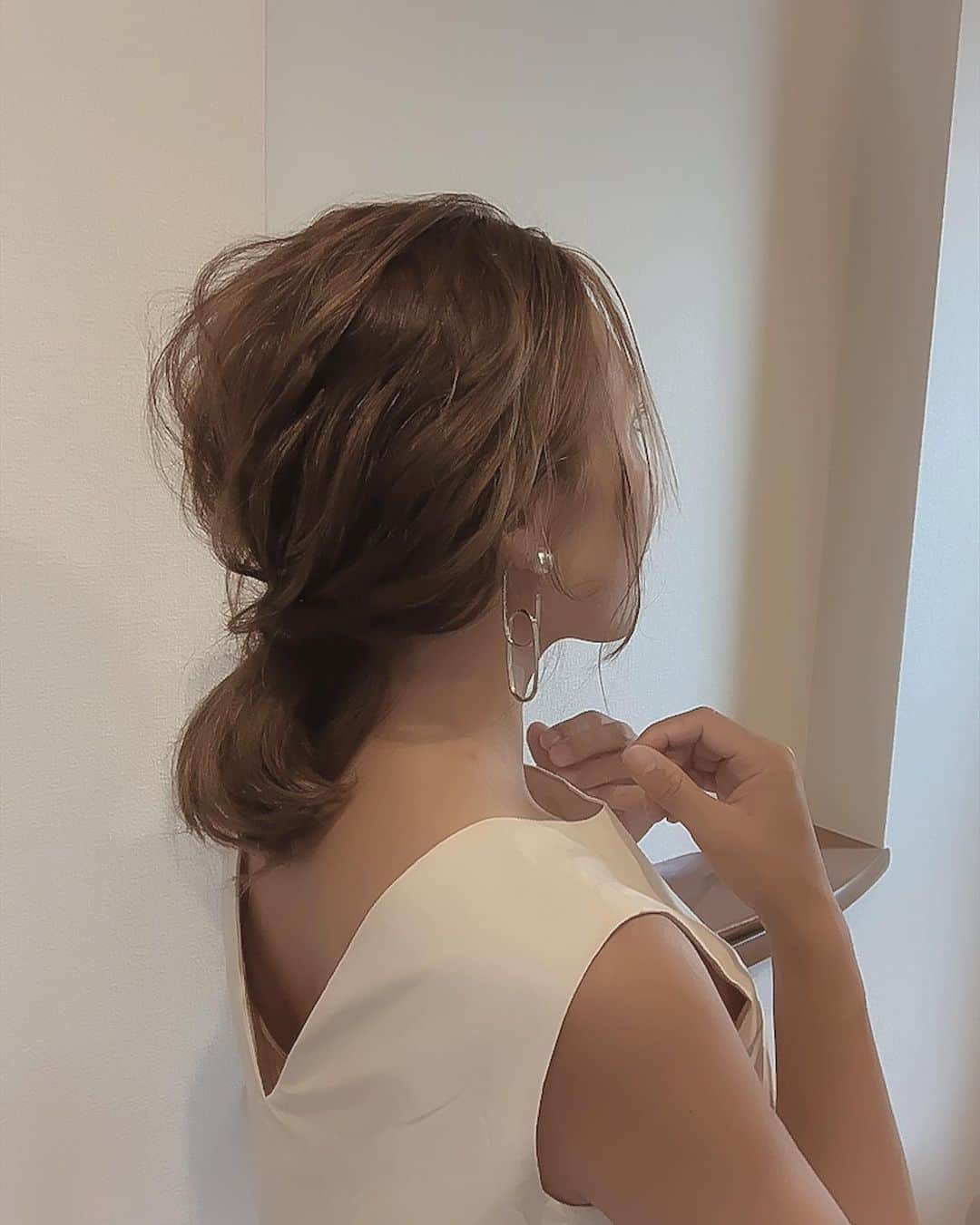 のインスタグラム：「保育園の行事が、 ことごとく無くなり、 悲しいけど、  参加者ひとりで、 ちょくちょく保育園で参観をしてくれるので、 少しでも見れるだけありがたい🙏🙏  ちょっとした、参観や、お出かけにも サッとできる、ポニーテールアレンジを🤚🏻  晩夏になり、まだまだ猛暑続いてて 残暑厳しいですが、秋に向けて、 ヘアアレンジも 再開したいですね♡ 夏は暑すぎて、巻いてもアウトでした🤣 髪も下ろせないくらい、暑かったな😑  ┈┈┈┈┈┈┈┈┈┈ #ポニーテールアレンジ #ポニーテール #ローポニー#ヘアアレンジ#ヘアスタイル#ヘアアレンジ簡単#簡単ヘアアレンジ#簡単ヘア#アラフォーママ #アラフォーコーデ #ママコーデ #ママヘア #ボブヘアー#ボブヘアアレンジ #ロカリヘア#locari #hair#hairstyle #hairstyles #hairarrange #ponytail #参観日 #参観 #発表会」