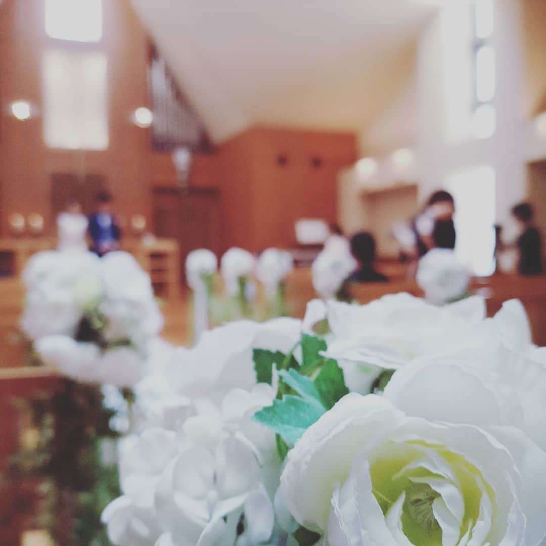 松本隆博のインスタグラム：「。 おめでとう～😭😭 …幸せのお裾分け、、 貰えて歌も歌えた。…… ほんとお幸せにーー 、、なるほどチャペルも ええもんやなぁ、うん。 (•ө•)♡」
