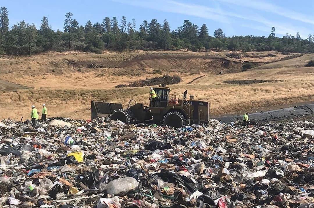 のインスタグラム：「#repost @npr Recycling plastic doesn’t work. The makers of plastic — the nation’s largest oil and gas companies — have known that all along, even as they spent millions telling Americans the opposite. NPR and @frontlinepbs spent months digging into the lie. Tap the link in our bio for the story. (Image: Laura Sullivan/NPR)」