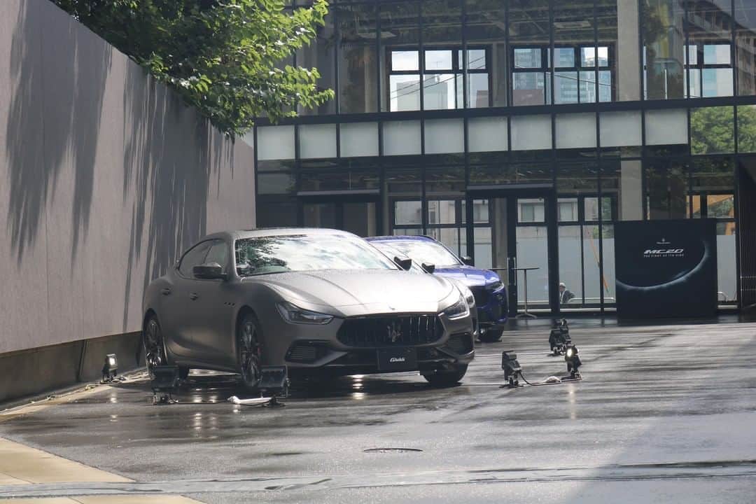 Maserati Japan | マセラティ ジャパンのインスタグラム：「マセラティは、本日21時まで、原宿 Jing にて、オールラインアップ展示会を実施しております。 当日会場で写真をインスタグラムに投稿していただいた人の中から抽選で1組2名様に「リッツ・カールトン沖縄 ペア宿泊券」をプレゼントいたします。 また、投稿いただいた皆様に、マセラティ オリジナルステッカーもプレゼントいたします。  プレゼントへの応募方法： ・イベント会場にて、マセラティジャパンのインスタグラムアカウントをフォロー ・会場写真を撮影し、ハッシュタグ（#MMXXTokyo）とともにインスタグラムに投稿 ＊当選の発表は、ご連絡をもって発表とかえさせていただきます。 ＊当選者の方へのご連絡は、ダイレクトメッセージにてご連絡いたします。  イベント開催概要： 開催日時；　2020年9月13日（日）　21:00まで 会場；　「jing（ジング）」〒150-0001 東京都渋谷区神宮前6-35-6  #MMXXTokyo #Harajuku #Jing」