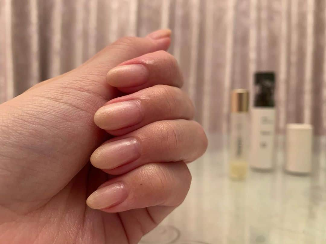 田中めぐみさんのインスタグラム写真 - (田中めぐみInstagram)「【#ukaネイルオイル】  💅🌿ukaのネイルオイル🌿💅  🎀めぐ語録🎀使用感《ウルル保湿》  テクスチャーは、馴染みのよさに感動💅  ロールオンタイプなので 使いやすさ抜群です✨  ネイルオイルで乾燥を防いで 美しい手元を演出できるようにしたいですね💅  指先から、綺麗を目指しましょう❣️  《ukaネイルオイル について》  エッセンシャルオイルが入っていない、 香りを抑えたベースのみのネイルオイルで、 ほんのりバニラが香ります。  お食事の時、マッサージをしたい時など シーンを選ばずオールマイティに使えます。  アルガンオイル・スウィートアーモンドオイル・ウィートジャムのこだわりのブレンドです。  敏感肌の方、お肌がひどく荒れてしまっている時、ネイル以外にもリップバームの代わりになど幅広くお使いいただけます。  質感：しっかり保湿 オイル感あり  (uka公式参照)  #uka #nail #oil #ukanailoil #ウカネイルオイル  #美容 #美白 #美肌 #美活 #スキンケア #スキンケアマニア #skincare #化粧品 #女子力アップ #コスメマニア #コスメレポ #コスメ紹介  #美活アナウンサー  #HAP #horipro #田中めぐみ #アナウンサー #ホリプロ #ホリプロアナウンス室」9月13日 14時20分 - megumin5rp