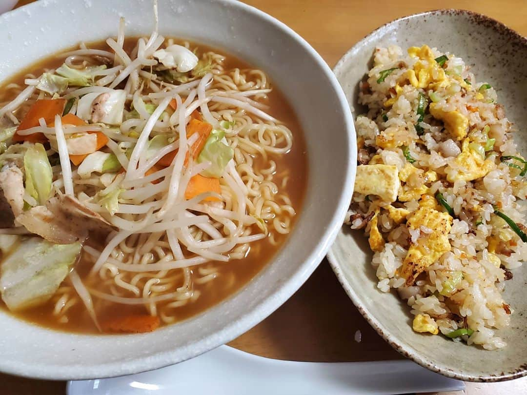 新井義幸さんのインスタグラム写真 - (新井義幸Instagram)「昨日の夜中。 突然食べたくなり、本日の昼ご飯。 #サッポロ一番みそラーメン  炒飯も作って喰らいました。 ご馳走さまです！」9月13日 14時26分 - araipatiino