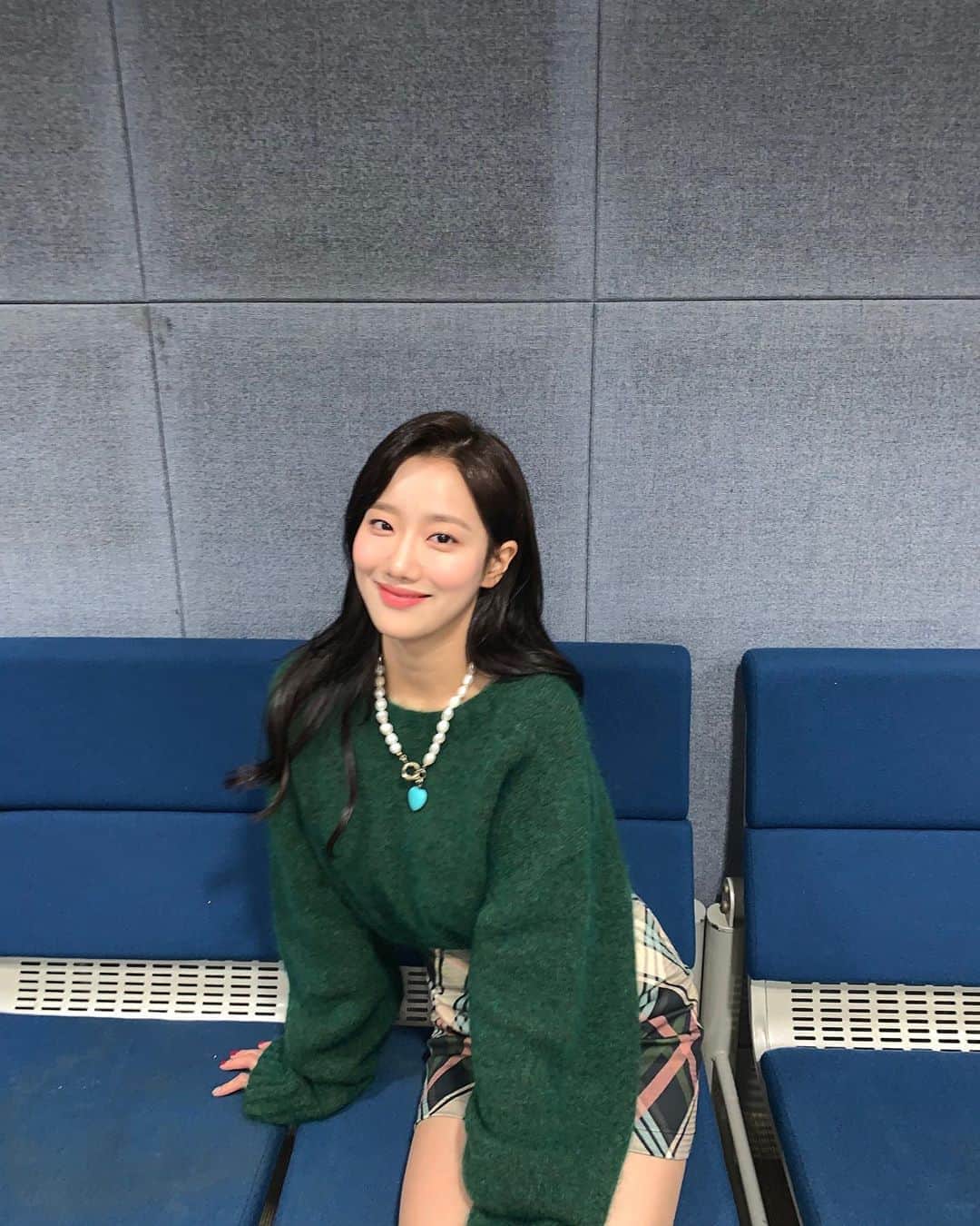 Aprilさんのインスタグラム写真 - (AprilInstagram)「‪[#나은]‬ ‪파인에플의 계절 알리미🍂🔔 ‬ ‪나은이와 함께 하는 오늘 낭니가요는 한 시간 빨리 2시 40분에 만나요💚‬  ‪#APRIL #에이프릴 #이나은 #SBS #인기가요 #낭니가요‬」9月13日 14時27分 - official.april
