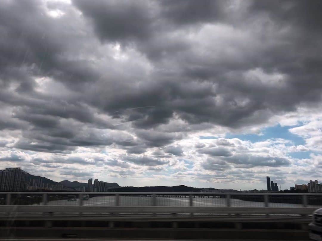 秋葉里枝さんのインスタグラム写真 - (秋葉里枝Instagram)「하늘이 예쁘다 ☁️ 空が綺麗なソウル☁️」9月13日 14時31分 - rie_akiba