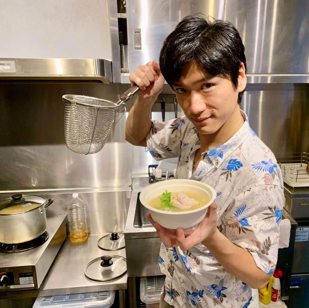 有馬芳彦のインスタグラム：「開店！zansinラーメン🍜 『出汁香る鶏そば』  HAHAHAノWAメンバーズイベント❗️ご参加ありがとうございました😊  #ラーメン #鶏そば #鶏白湯 #出汁 #中華 #鶏ハム #鶏油 #軍鶏」