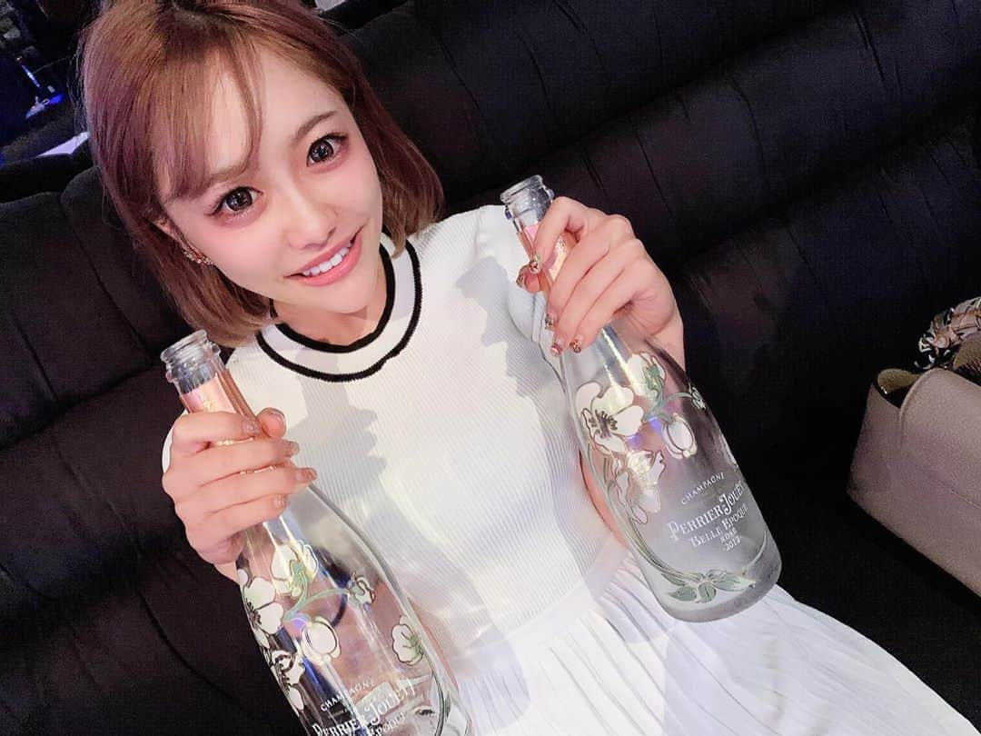 キララのインスタグラム：「. .  酔っ払いながら撮って貰った  からポーズがwwwwwww  髪の毛も寝てたから ボラボサ💦笑  昨日もありがとうございました❤️  #シャンパン #べルエポック #ベルエポックロゼ  #ロゼ  #周年  #エンジェルアール  #キャバクラ  #キャバ嬢  #シェリエ  #プリティーウーマン  #テラスハウス  #ゴールド  #水商売  #可愛い女の子  #錦3  #栄  #飲み屋  #名古屋  #すすきの  #歌舞伎町  #銀座  #北新地  #ミナミ  #4like4like  #いいね返し  #instagram  #instapic  #instagood  #instaphoto」