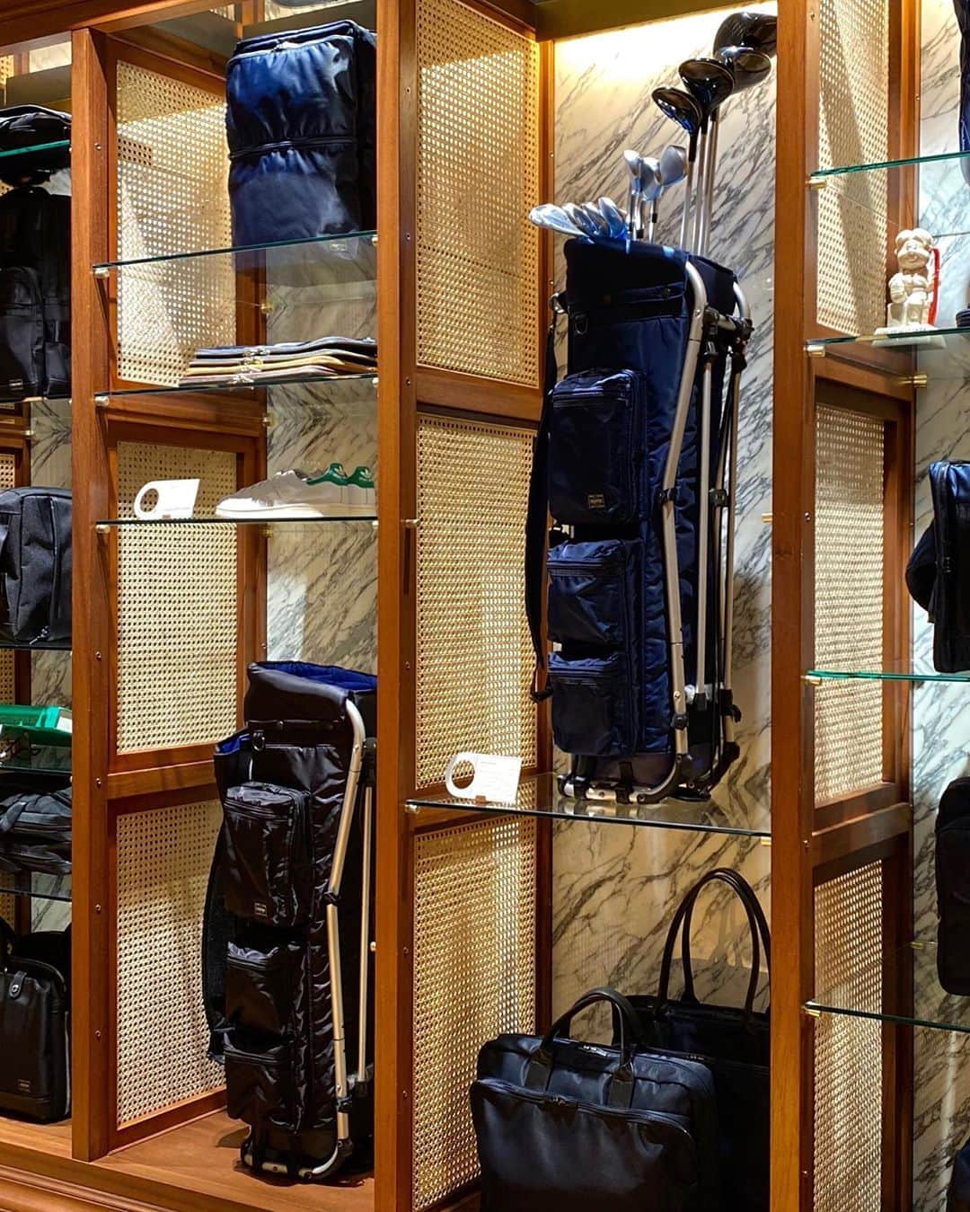 のインスタグラム：「“Mizuno×PORTER CADDY BAG”  本日は、PORTER MARUNOUCHIにて展開中の、1906年創業の日本を代表するスポーツブランド「Mizuno(ミズノ)」とのスペシャルコラボレーションアイテムをご紹介いたします。  ミズノオリジナルの非常に軽量で丈夫なアルミフレームと、PORTERならではのナイロンツイル生地を採用したスタンドキャリーバッグです。 口枠は4分割の仕様でクラブの出し入れをスムーズに行うことができ、サイドにはファスナー付ポケットを5つ配しており、収納にも優れた機能性の高いアイテムです。 取り外しが可能なクッション性の高い肩当て付きショルダーストラップやラゲッジタグも付属します。 ブラックの裏地には発色の良いブルー、ネイビーにはスカイブルーの裏地を採用した鮮やかなカラーリングも特徴的です。 是非、店頭でご覧下さい。  ミズノ×ポーター キャディバッグ ¥130,000 （税別） size : W250/H900/D220  ※こちらの商品はPORTER MARUNOUCHIのみの展開です。PORTER OMOTESANDO・OSAKAでもお取り寄せは承っております。  #yoshidakaban #porter #luggagelabel #吉田カバン #ポーター #porteryoshida #porterflagshipstore #porterstand #px #porterexchange #potr #kurachikabyporter #madeinjapan #japan #instagood #instalike #instabag #omotesando #marunouchi #osaka #mizuno #collaboration #golf #caddybag #golfbag #shoulderbag #golfclubs #sports」