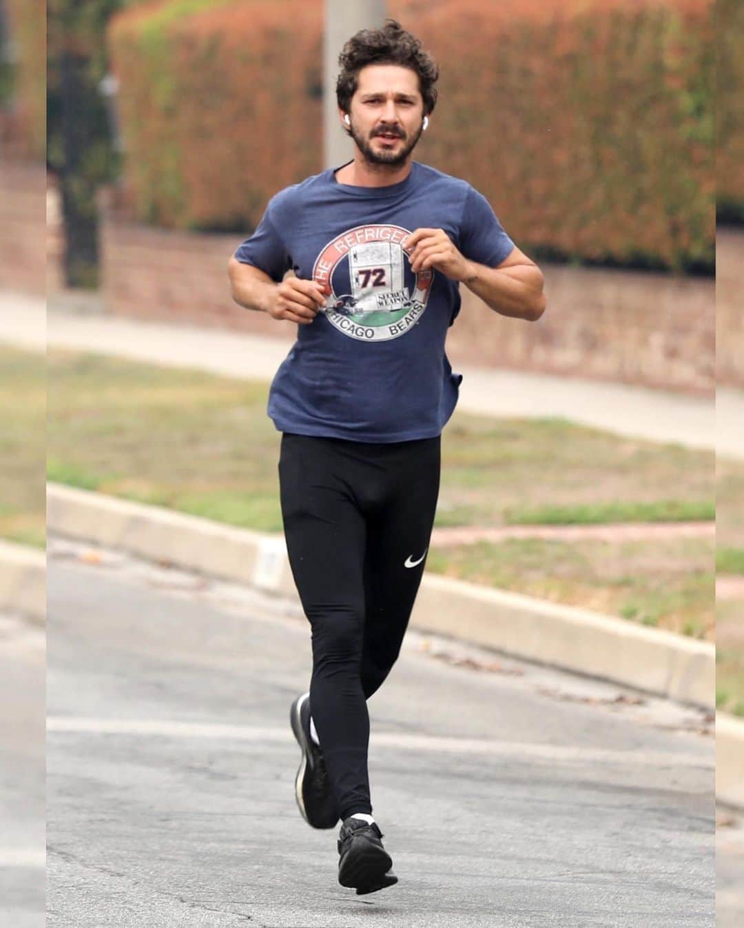 Just Jaredさんのインスタグラム写真 - (Just JaredInstagram)「Shia LaBeouf starts off his day with a jog! #ShiaLaBeouf Photos: Backgrid」9月13日 15時00分 - justjared