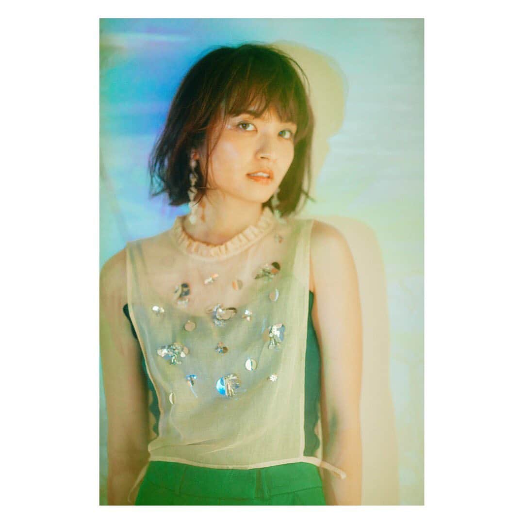 のインスタグラム：「📸 @yamaguchimayu5  💄 @narumi.co  👗 @mirujun  🟥🟢🟪🟦🟡🤍🧡☀️⬜️🌈」